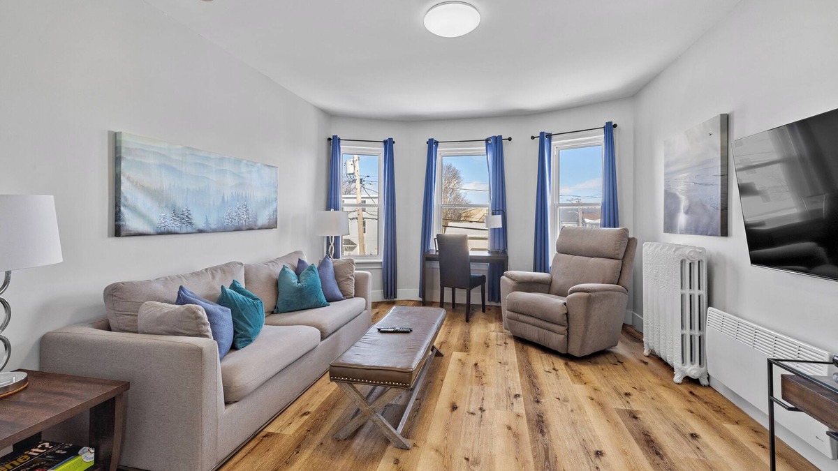 Queens Square Apartment | Hillsborough St. Suites 3 Bdrm Downtown Ch'town