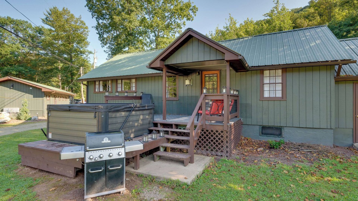 Hillsgrove Cabin | Hillsgrove Cabin w/Private Hot Tub!