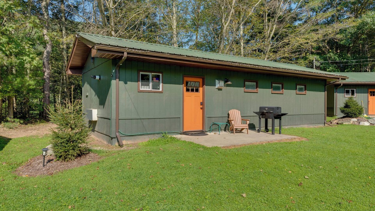 Hillsgrove Cabin | Hillsgrove Creekside Cabin: Close to Hiking