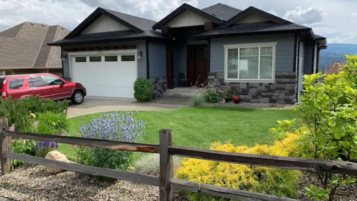Black Mountain House | Hillside 2b2b suites w/Panoramic views, close to great golfing, biking, skiing!