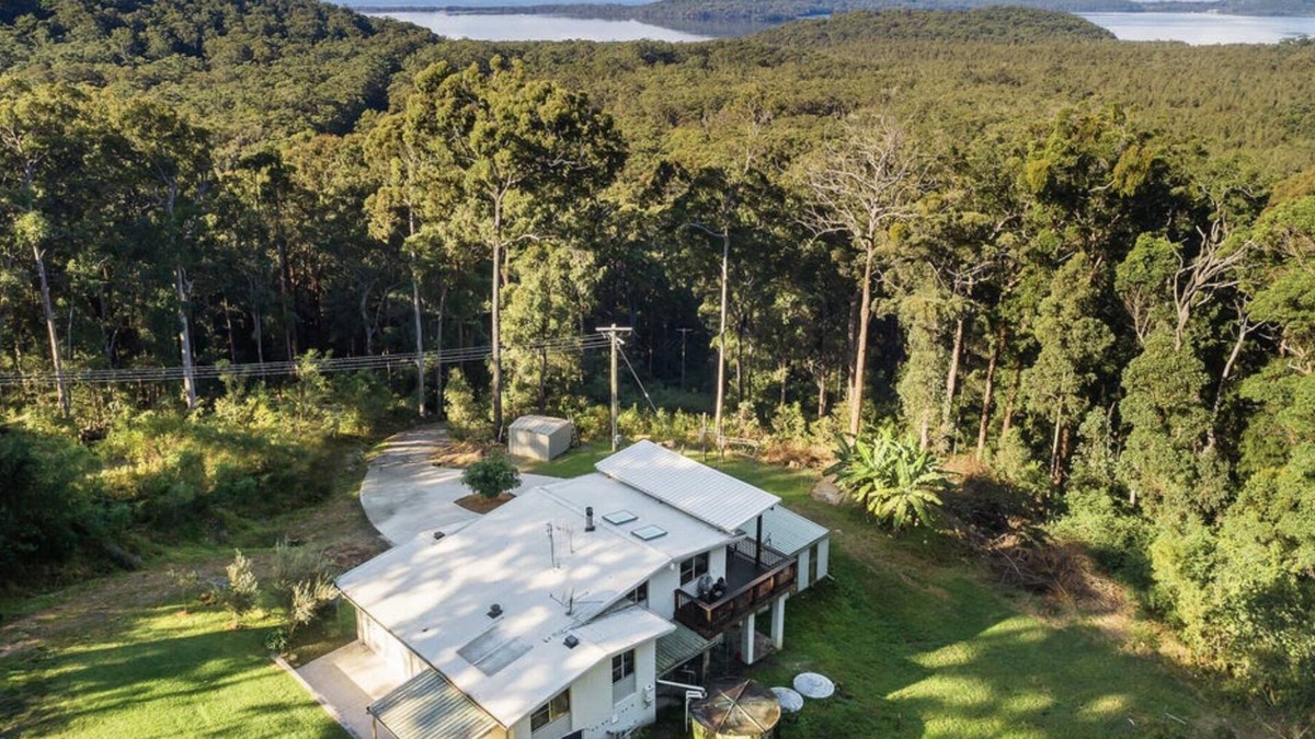 Whoota House | Hillside acreage, waterviews, 10min from beach - Perfect big groups/families!