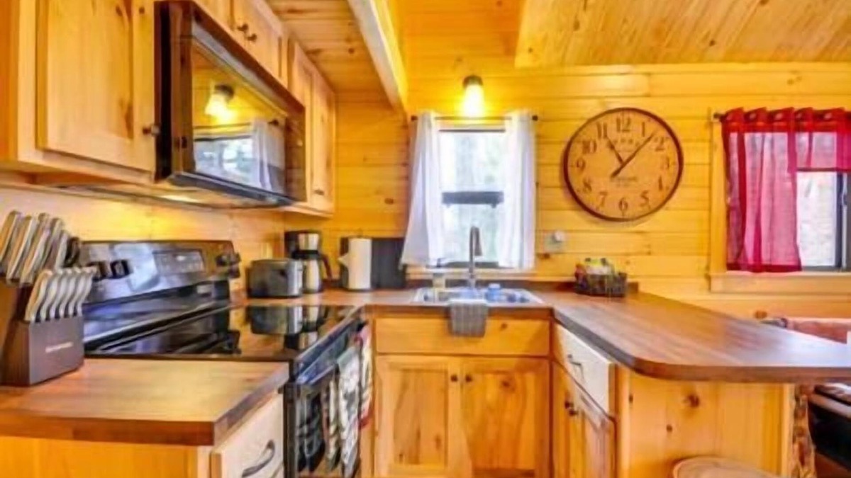 Traphill House | Hillside cabin with fire pit and mountain views!