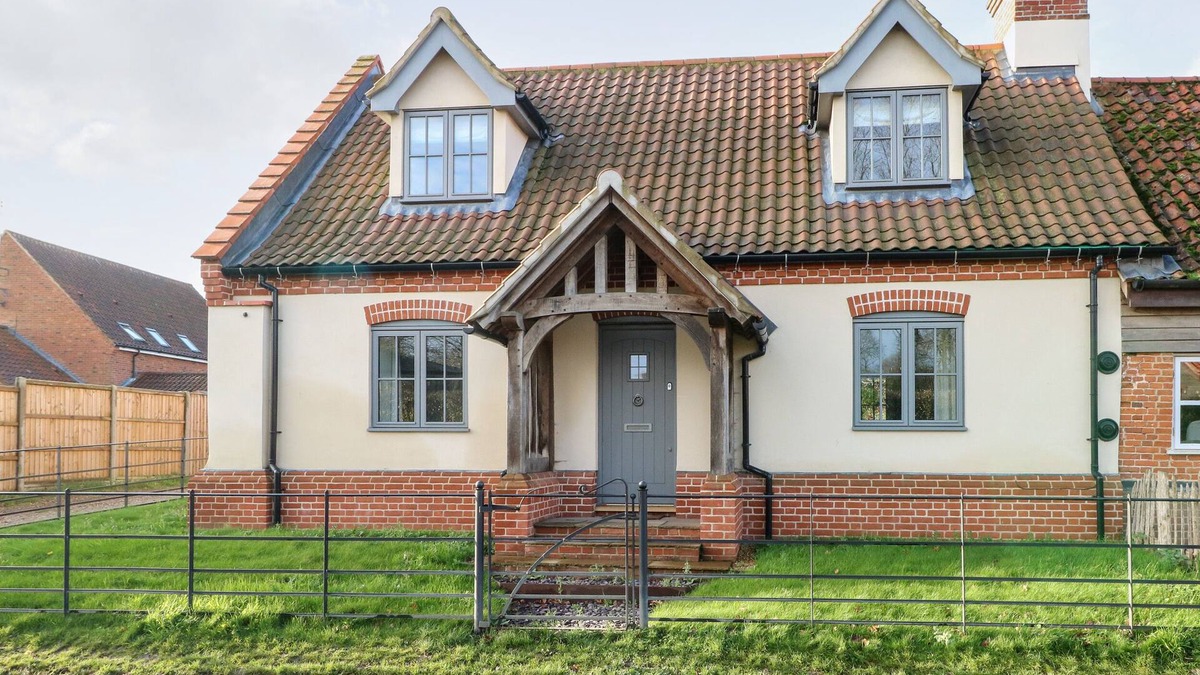 Beeston Cottage | HILLSIDE COTTAGE, family friendly, with a garden in Necton