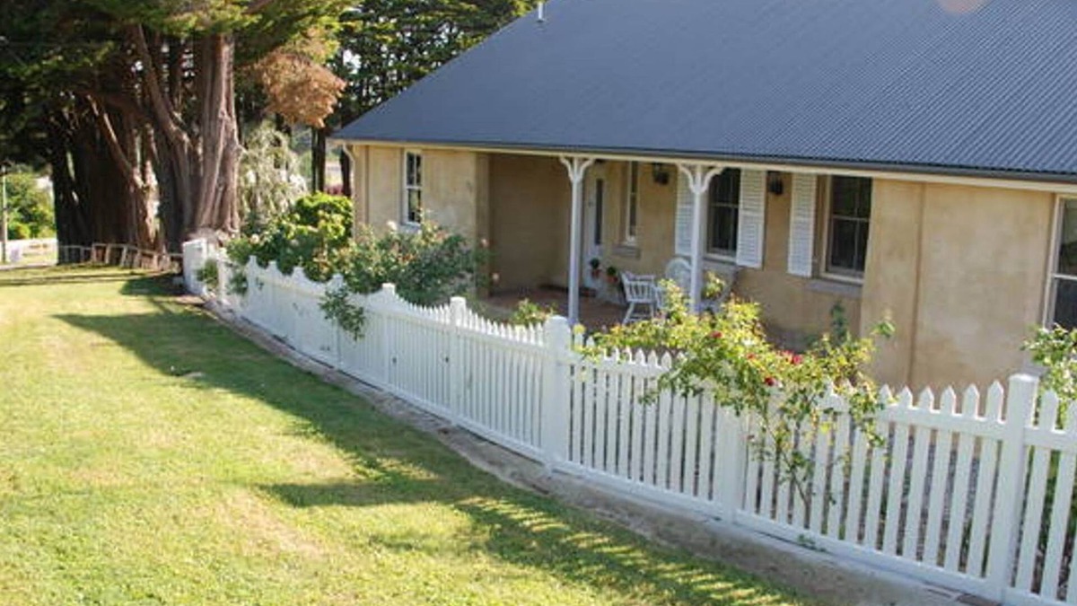 Berrima Cottage | Hillside Cottage - historic 1843 attached cottage in an AWARD WINNING village