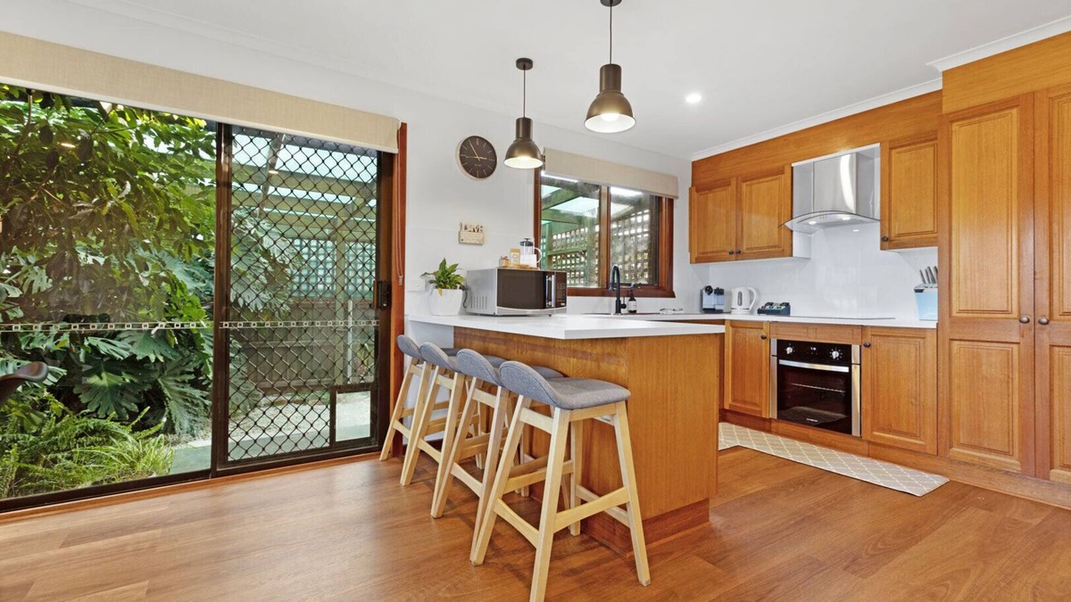 Lakes Entrance House | Hillside Estate - Cozy, Peaceful with a Water View