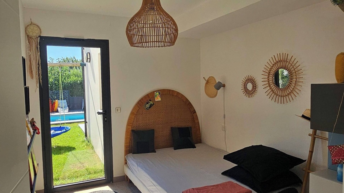 Castanet-Tolosan House | Hillside family home