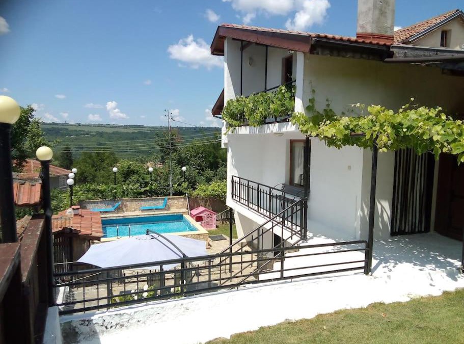 Veliko Tarnovo Villa | Hillside Guesthouse Pushevo