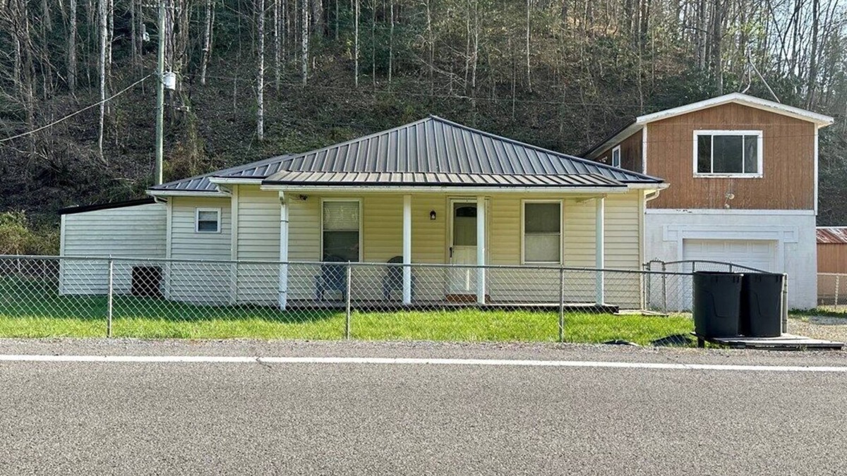 Covel House | Hillside Hideaway 2; Hatfield McCoy and Outlaw trails; Firepit; Sleeps 5