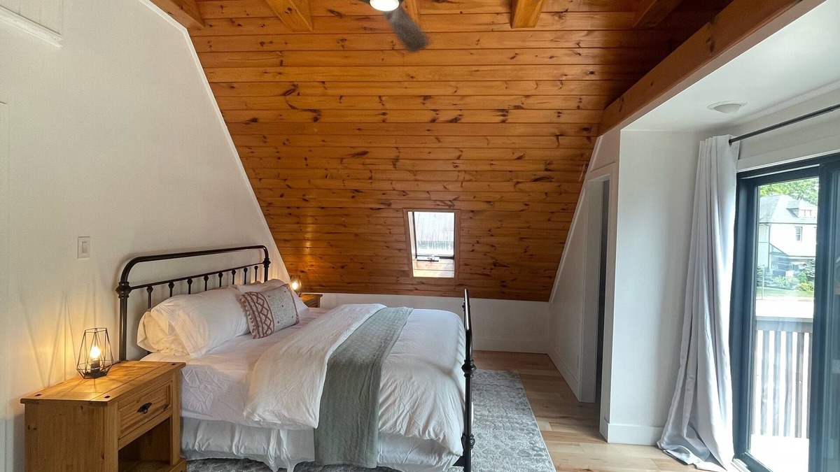 Port Stanley Cottage | Hillside Hideaway in the Heart of Port Stanley