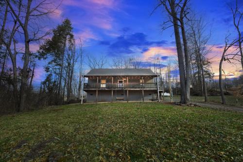 Elizabethton House | Hillside Hideaway cabin