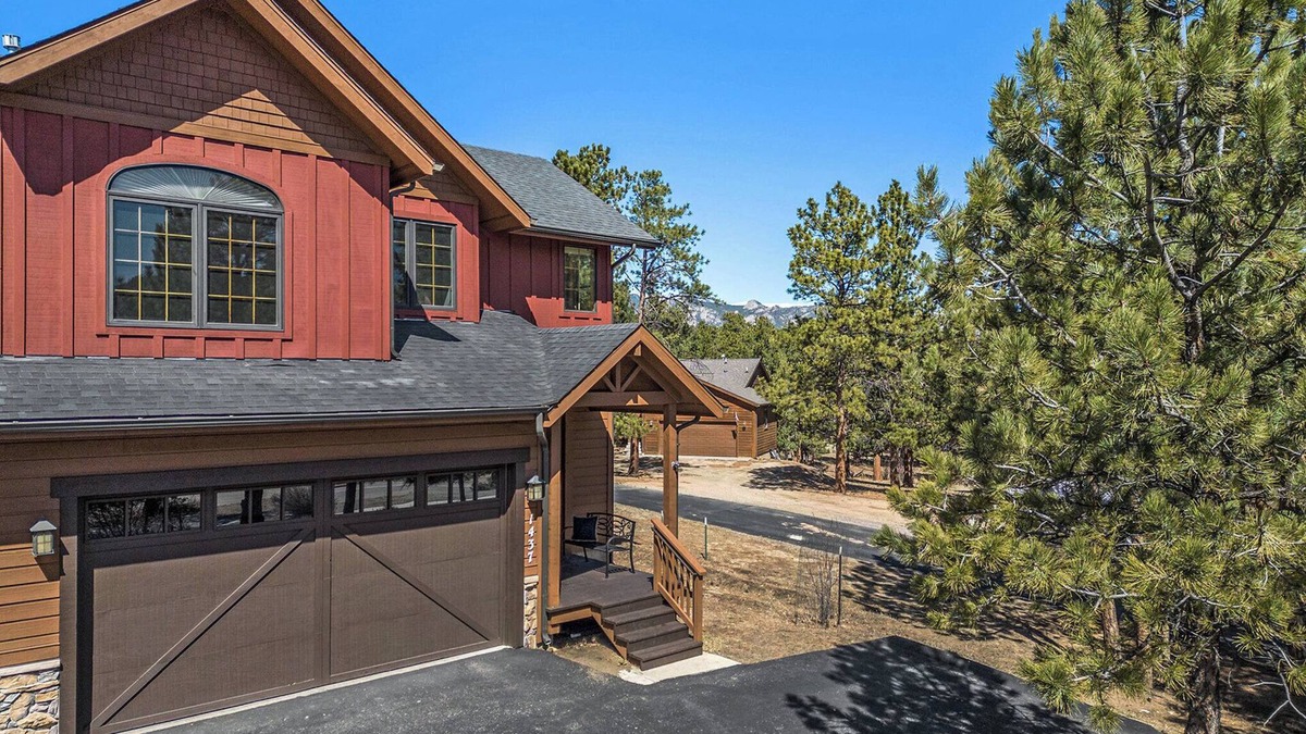 Estes Park House | Hillside Hideaway- Family friendly centrally located with AC, Hot Tub, Game Room