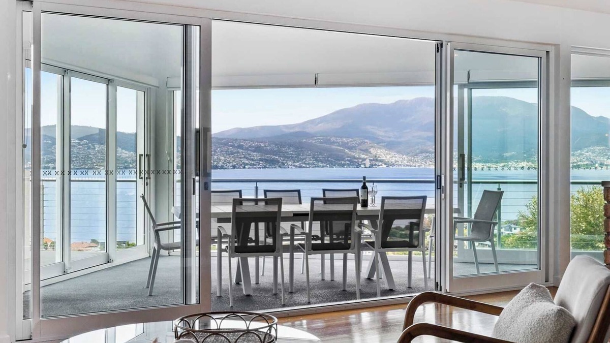 Howrah House | "Hillside Hideaway" Sleeps 10, Stunning Views.