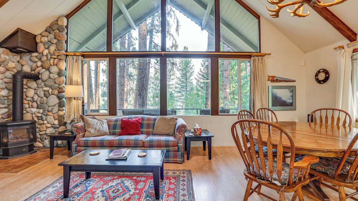 Garden Valley Cabin | Hillside Hideaway: Warm & Cozy Terrace Lakes Cabin