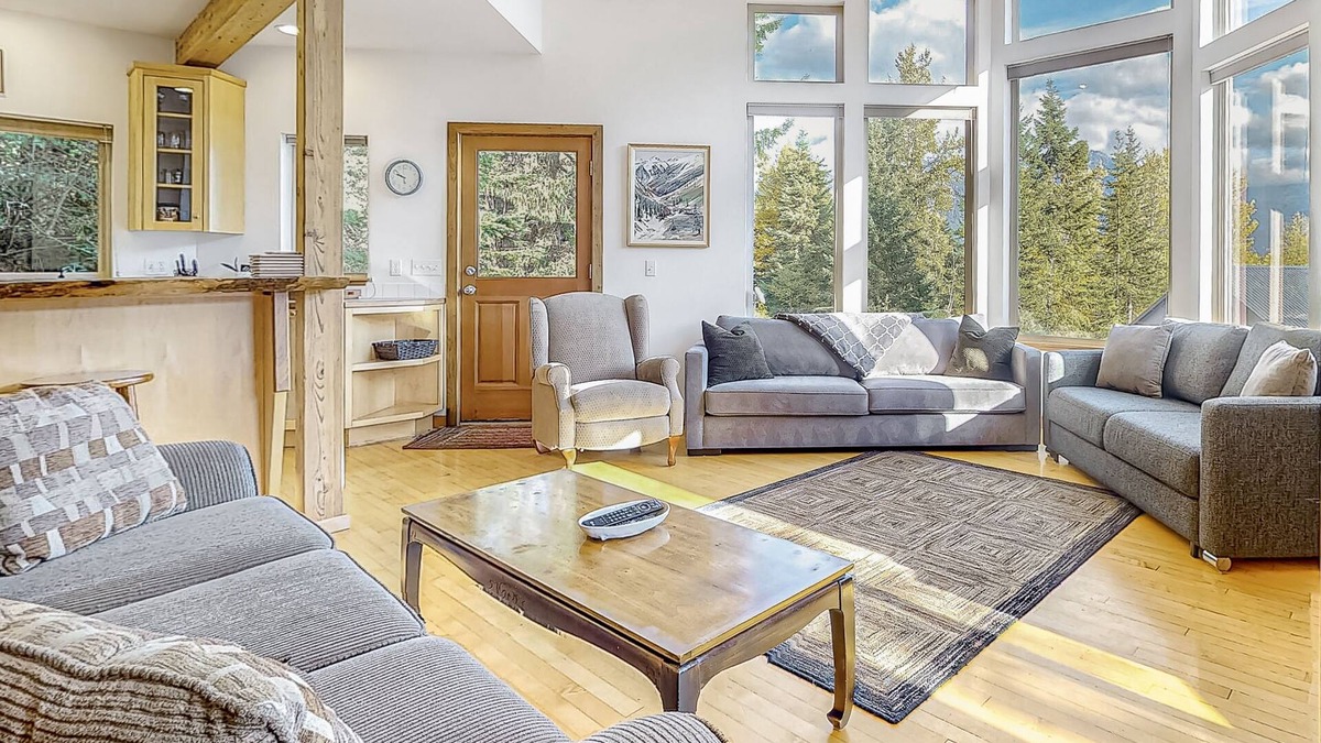 Hyak House | Hillside home with spectacular mountain view, close to Summit East lift