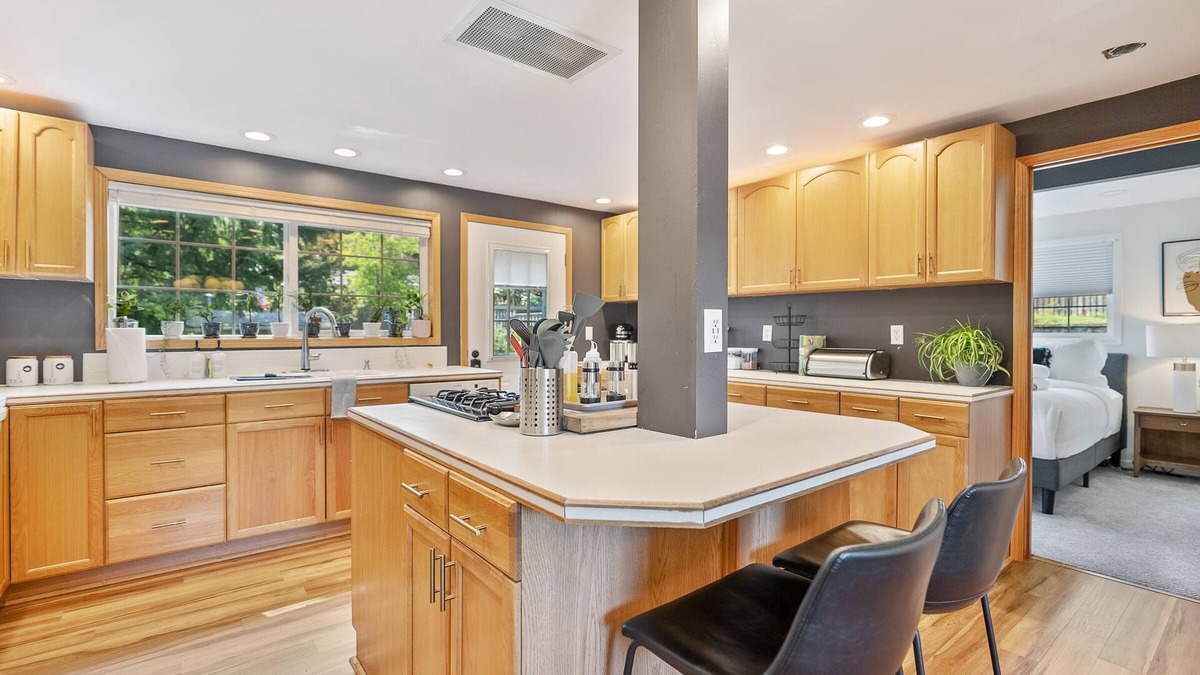 Jennings Lodge House | Hillside House: Epic 5 bedroom 2 bath oasis - Game room, pool table, spa & sauna