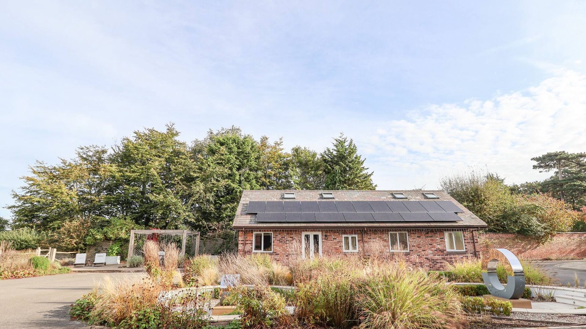 Tarvin House | HILLSIDE HOUSE, pet friendly, with hot tub in Tarvin