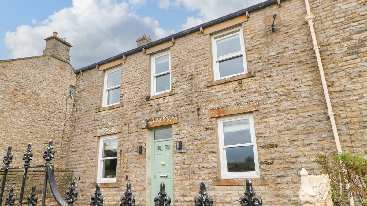 Aysgarth Cottage | HILLSIDE HOUSE, pet friendly, with open fire in West Witton