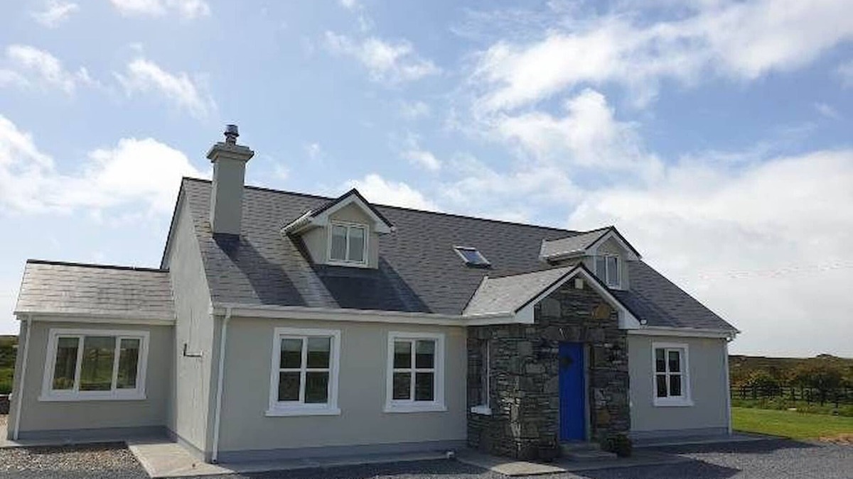 Clifden Ski Chalet | Hillside House Set in a quiet & idyllic spot along the famous Bog Road