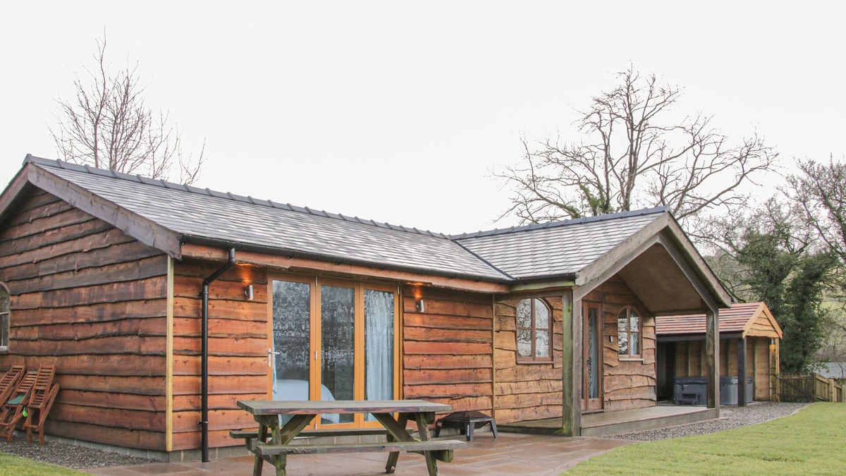 Farden Cottage | HILLSIDE LODGE, pet friendly, with hot tub in Ludlow