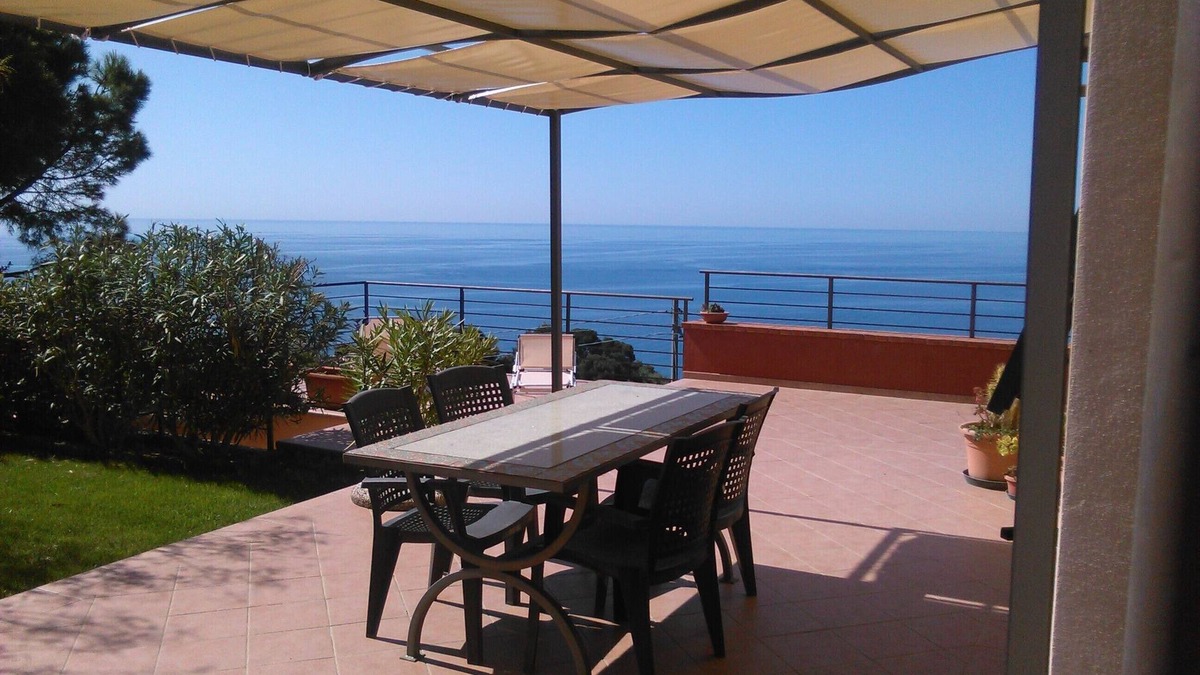 Poggi House | Hillside overlooking the sea