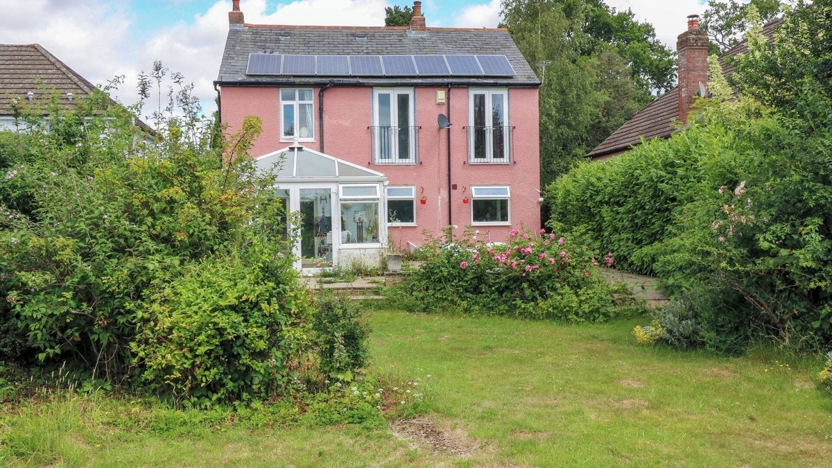 Little Missenden House | HILLSIDE, pet friendly, character holiday cottage in Holmer Green