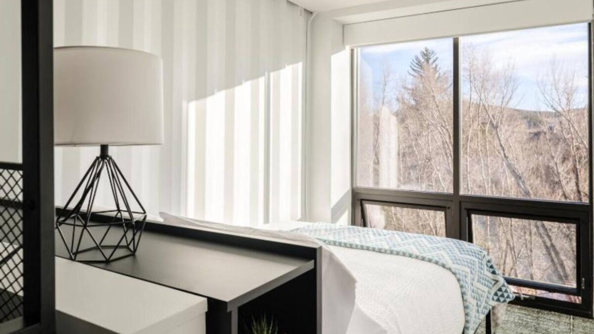 Silverthorne Hotel | Hillside Retreat: Comfortable Room, Colorado Ski Trails! Free Parking