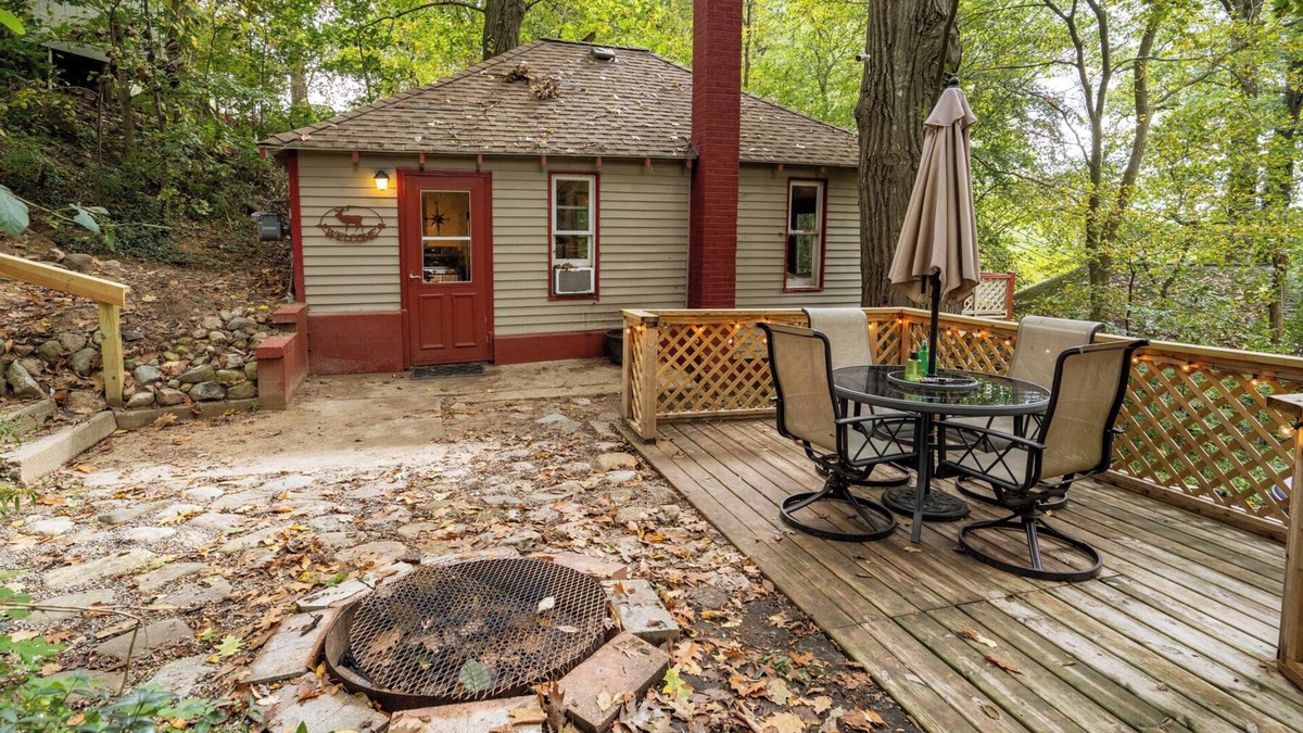 Solon Township Cottage | Hillside Sparta Cabin Hot tub Wi-Fi