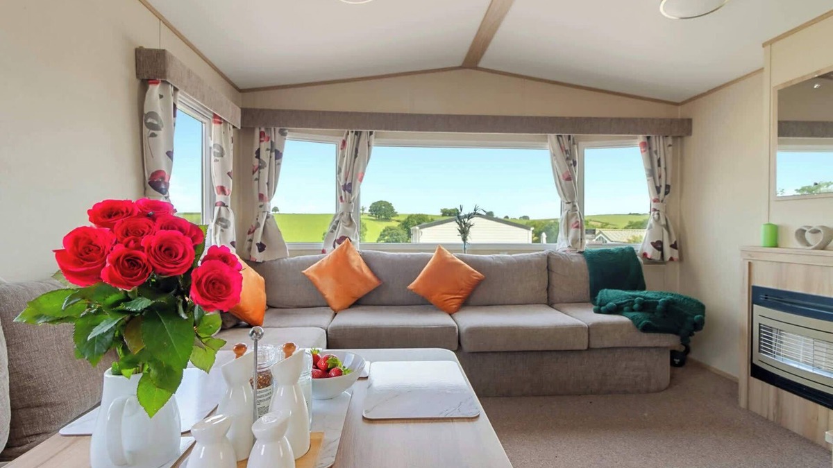 Newton Saint Cyres Ski Chalet | Hillside Splash Retreat - Pool & Fishing Nearby