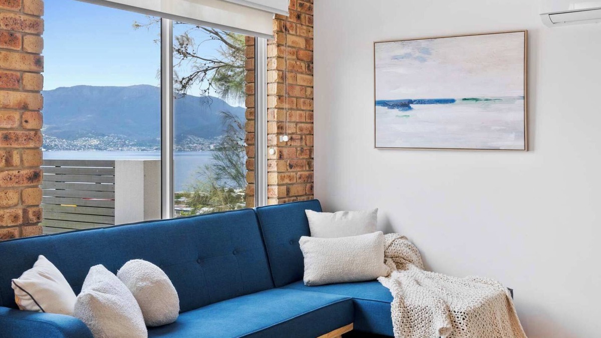 Howrah House | 'Hillside Studio' self-contained with City Views.