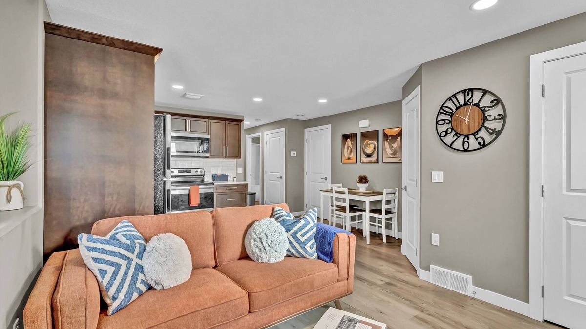 Medicine Hat House | Hillside Suite: Your Cozy, Modern Getaway in Medicine Hat