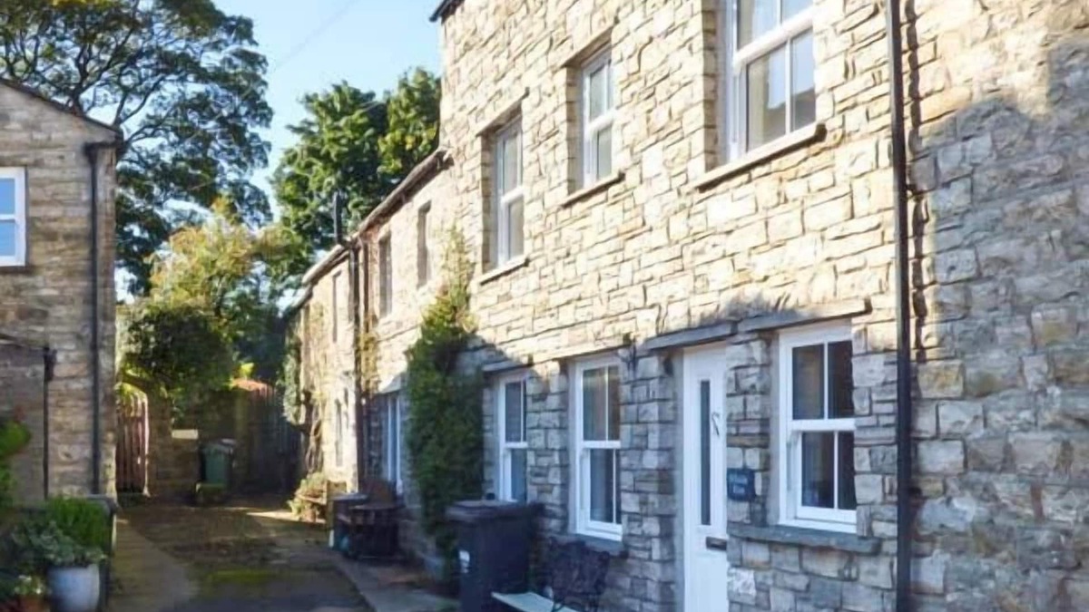 Gayle Cottage | HILLSIDE VIEW, pet friendly, with open fire in Hawes
