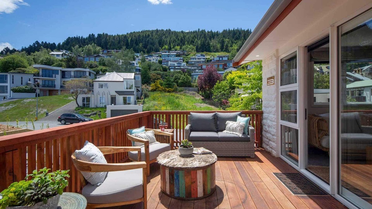 Queenstown City Centre Apartment | Hillside Villa 3 – Modern 2BR Walk to Town & A/C