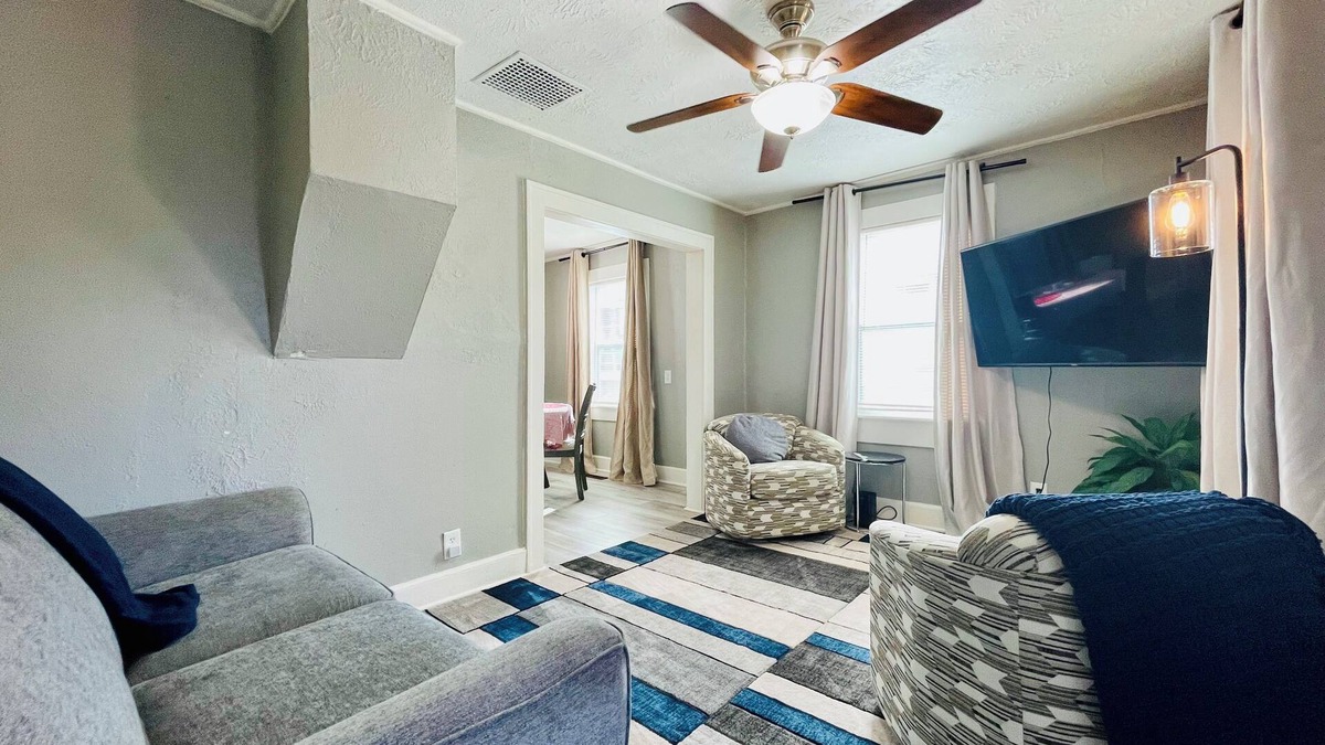 Sioux Falls House | Hilltop Firecracker- a 2 Bedroom Homestead near The Denny & Downtown Sioux Falls