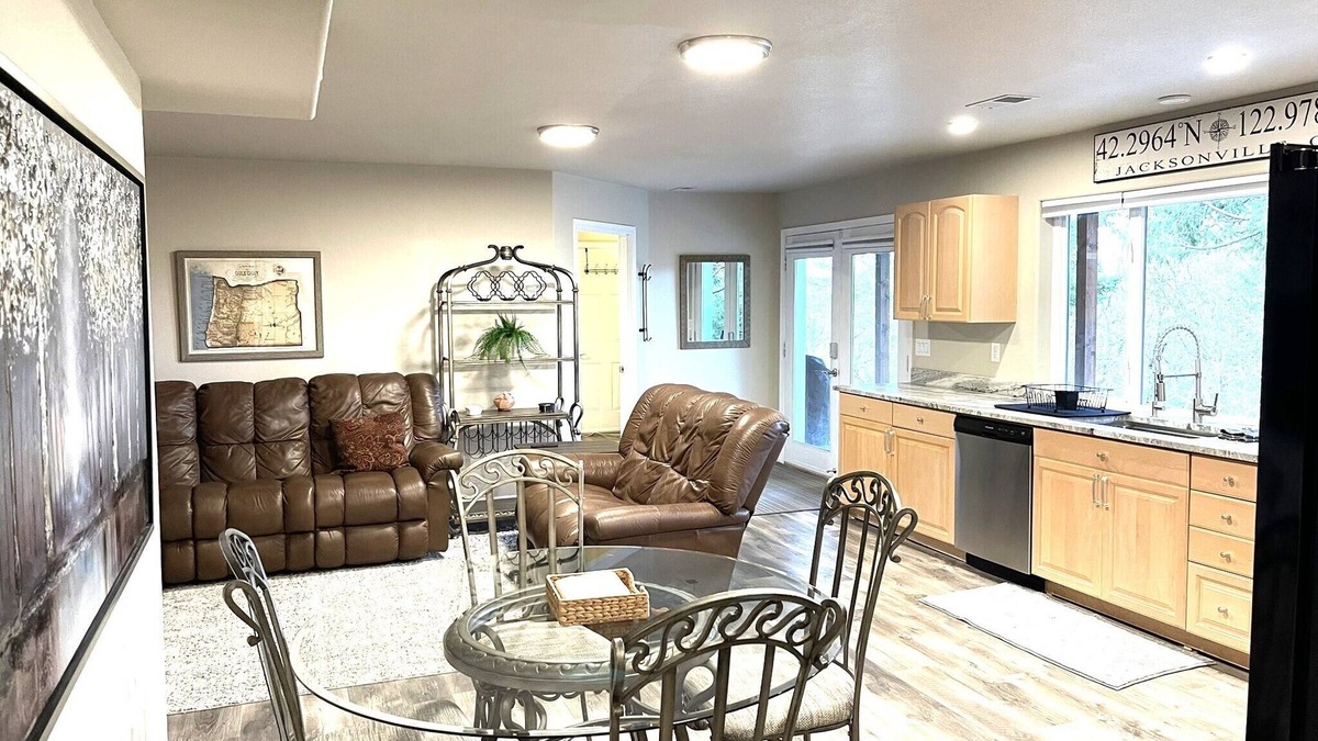 Jacksonville House | Hilltop Hideaway~Brand New~5 min to Downtown~BBQ~Firepit~Amazing Views