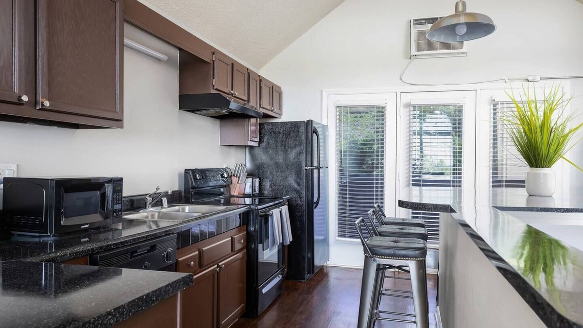 Redmont Park Condo | Hilltop Hideaway G- King Beds/Free Parking/2 Bath