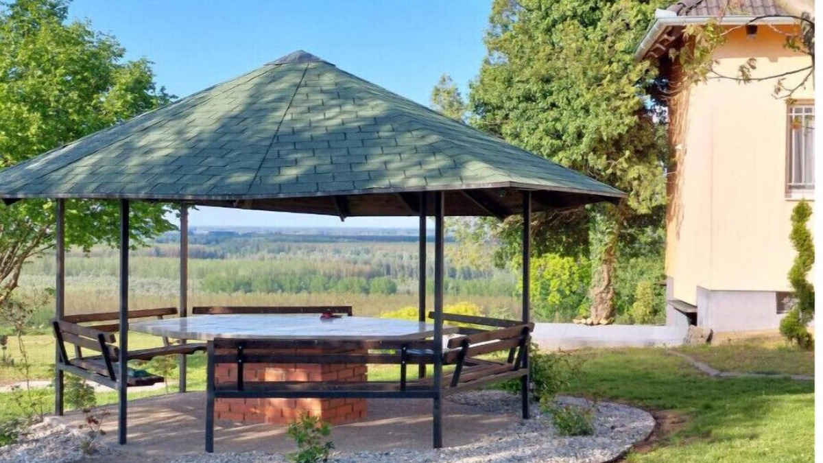 Erdut House | Hilltop House.