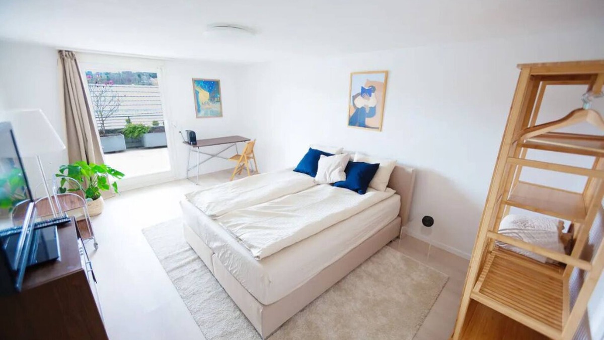 Dietikon District Condo | Hilltop-house, near train, 180° view, big terrasse, friendly
