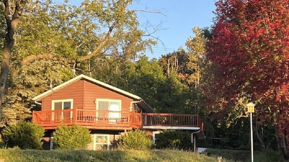 Whitewater House | Hilltop house overlooking Whitewater Lake with beach & boat access mins away.