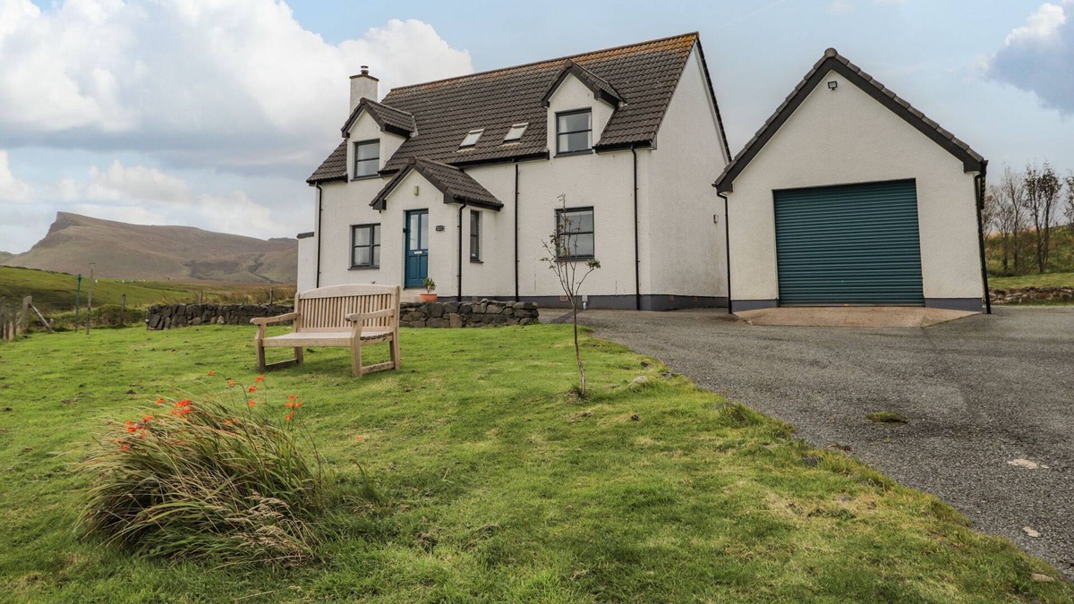 Kilmaluag Cottage | HILLTOP HOUSE, pet friendly, character holiday cottage in Staffin