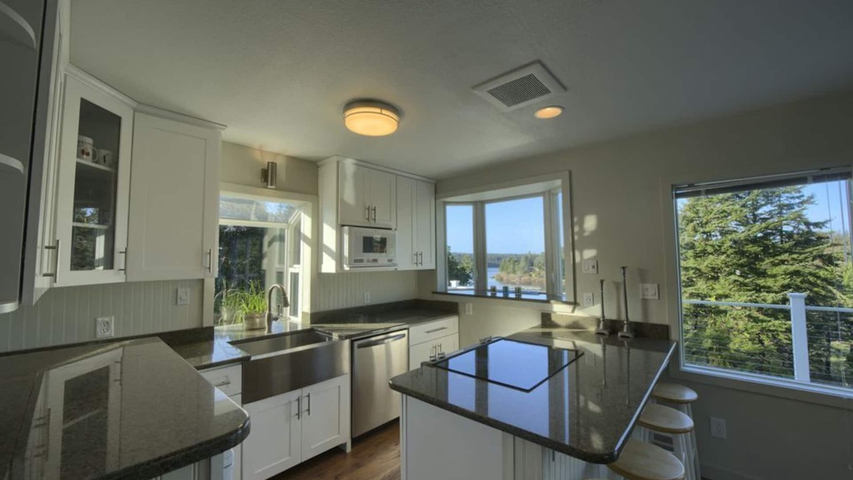 Langlois House | Hilltop Lake View with Nature all around