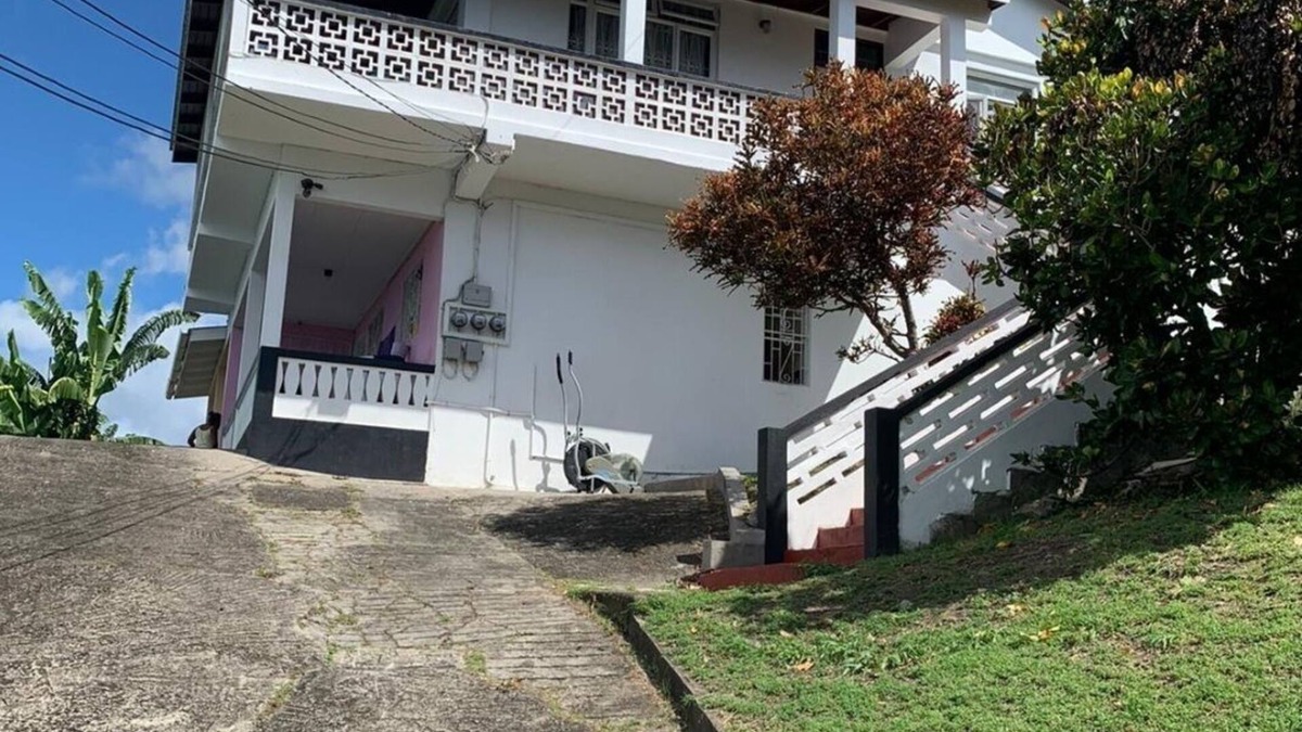 St. George's House | Hilltop Manor - Charming 2-bedroom Flat with AC, WiFi