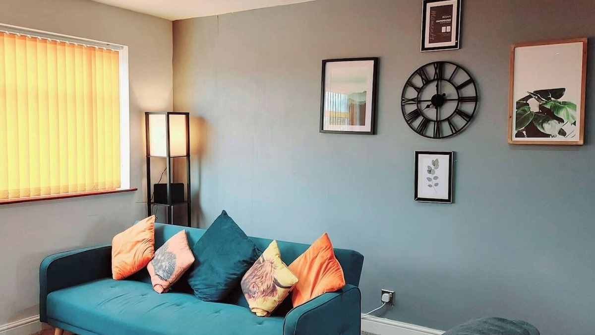 Kirk Sandall Apartment | HILLTOP PLACE SUITES: Near Doncaster Racecourse