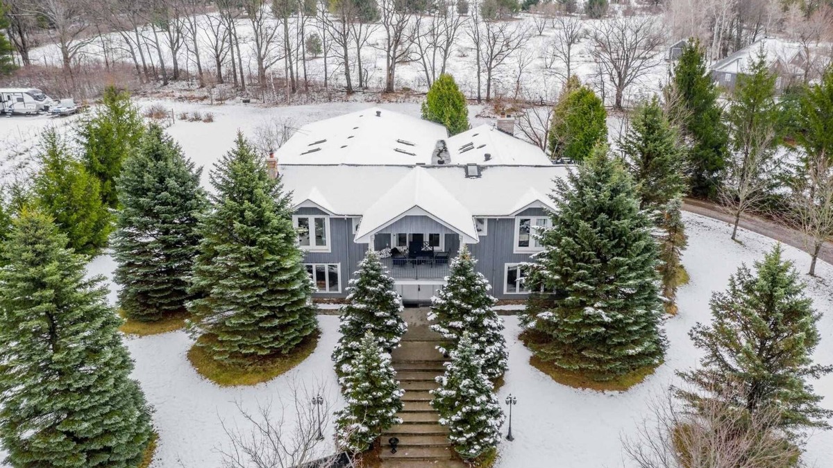 Harwood House | Hilltop Retreat · 2 Acre Estate With Indoor Pool & Hot Tub
