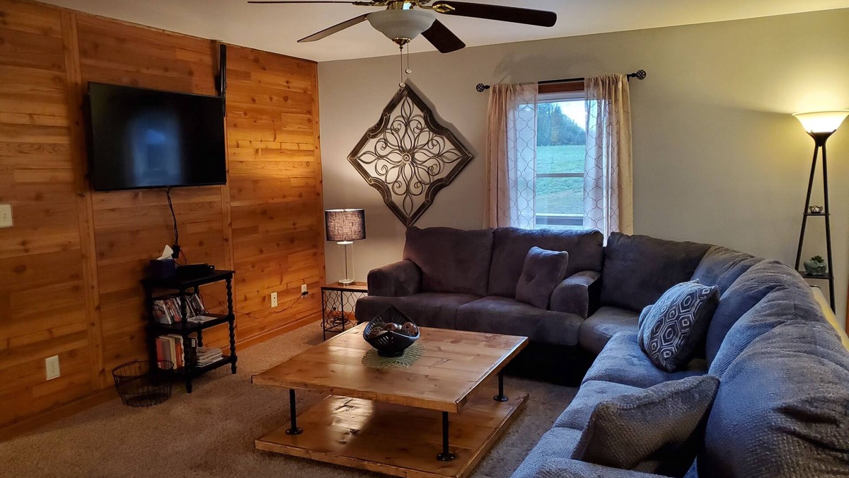 Murphysboro House | Hilltop Retreat, a modernly-rustic getaway!
