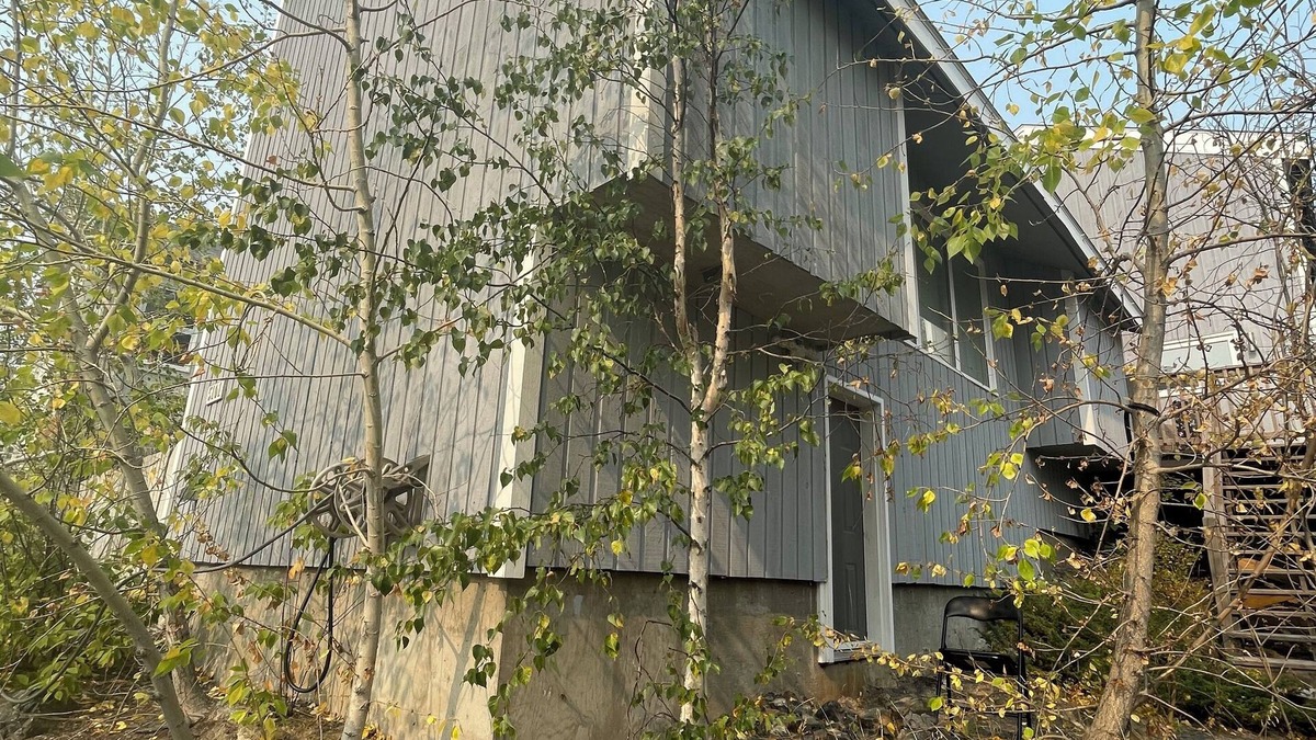 Yellowknife House | Hilltop Retreat - Downtown Core Zen Stay - 2 bed 1 bath