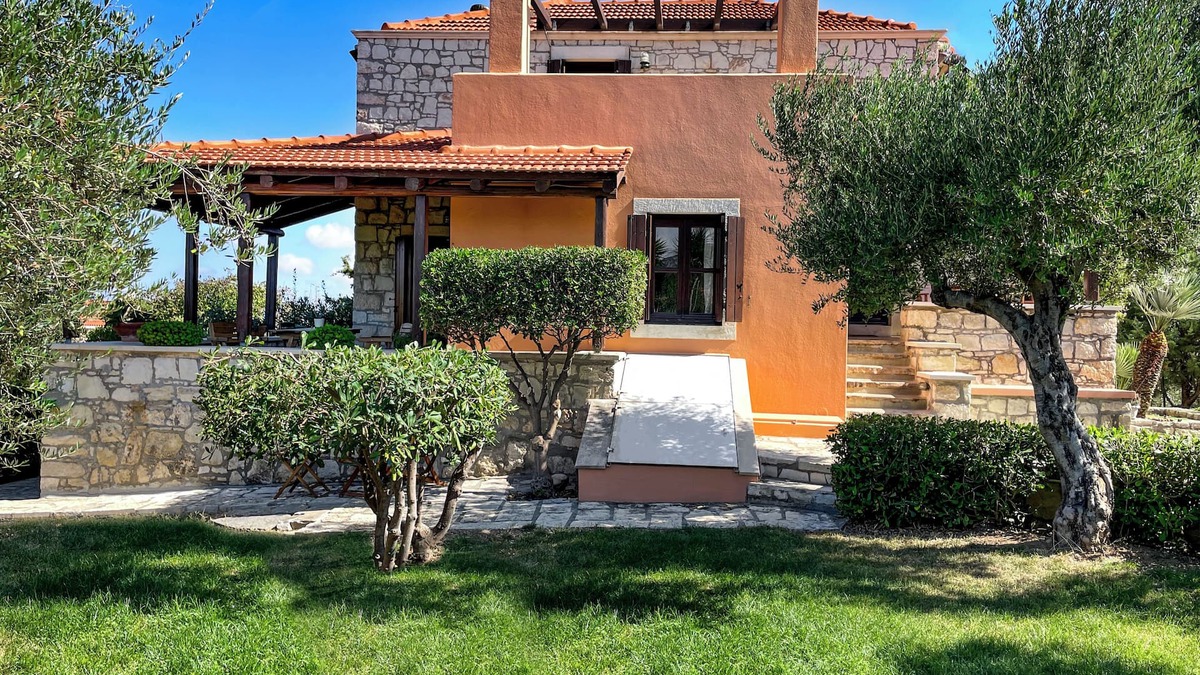Kounavi Villa | Hilltop Retreat Stunning Views Near Knossos