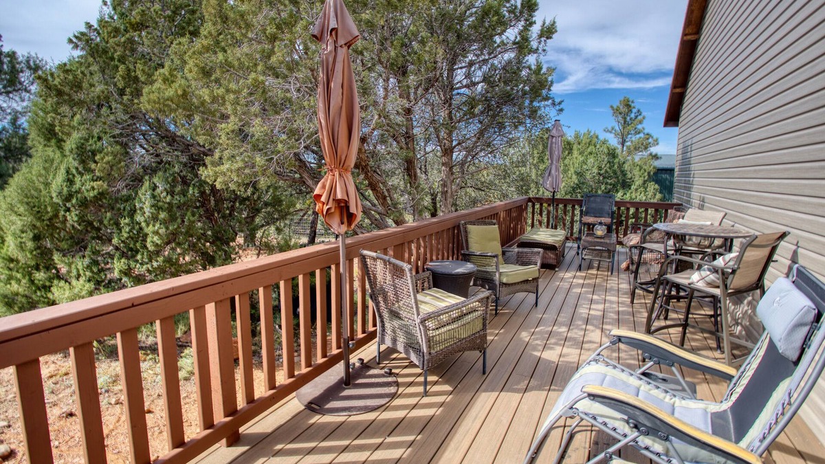 Linden Cabin | Hilltop Retreat on an acre - perfect for family and friends