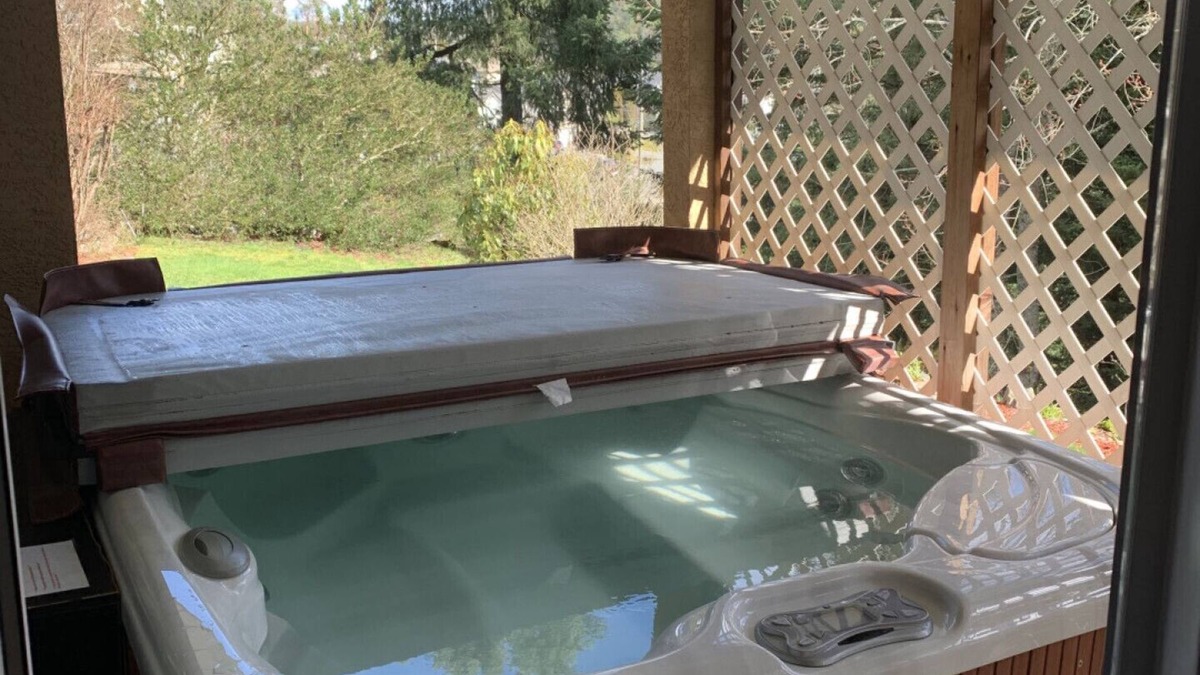 Langford House | Hilltop Retreat | Private Hot Tub Pet-Friendly Secluded 2BR Escape