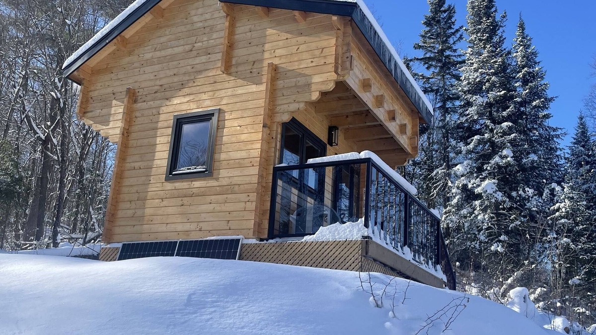Armour Cabin | Hilltop treehouse located at the edge of Muskoka