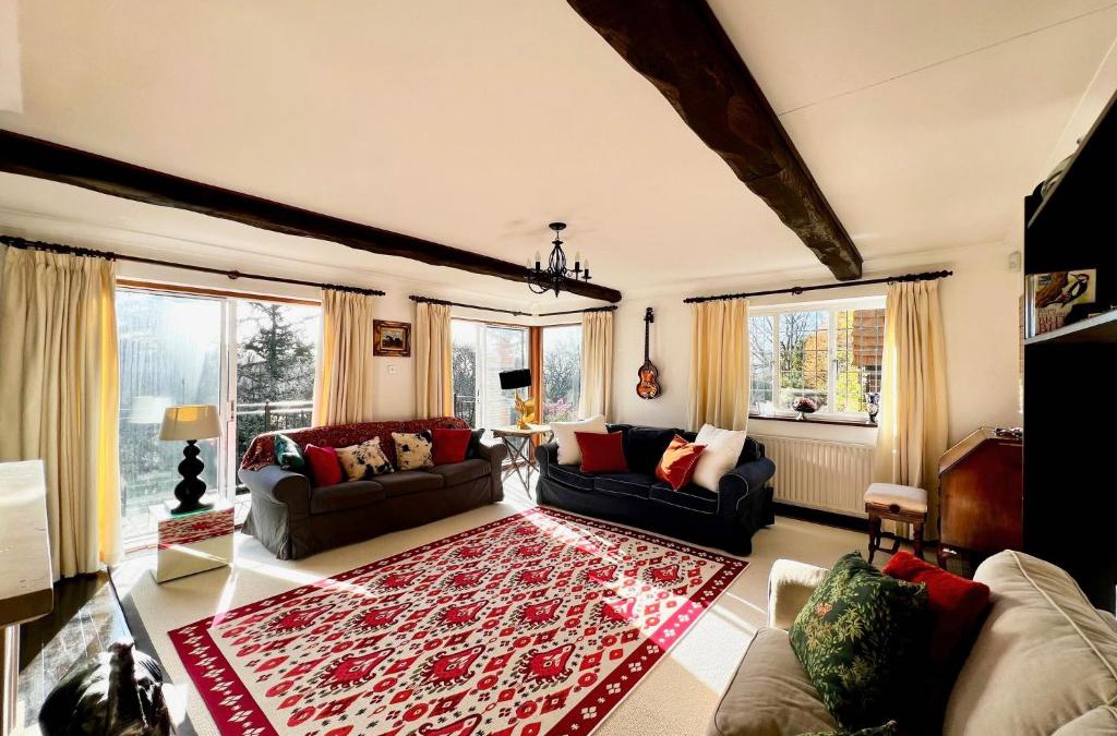 Chilworth House | Hilltop walkers paradise with a view, sleeps 10